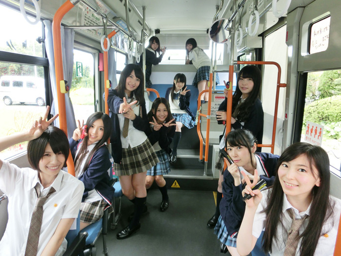 写真：バス車内のSKE48の皆さん