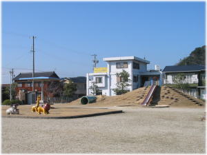 岡部公園築山と滑り台の写真