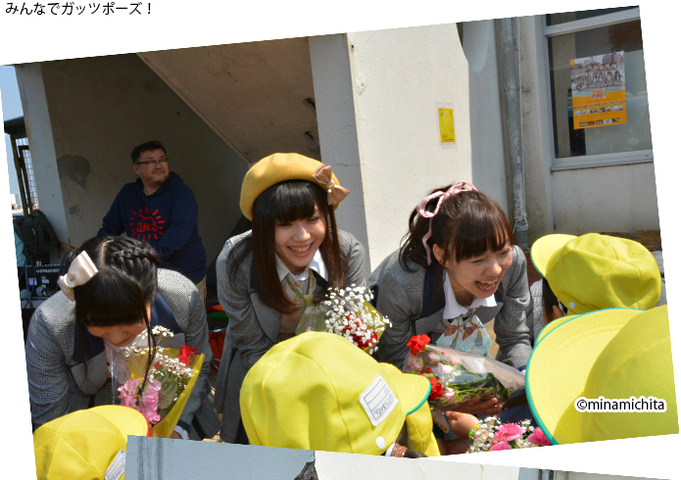 写真：幼稚園児に花束をもらうSKE48