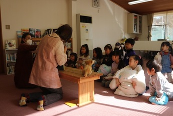 ぬいぐるみおとまり会の写真です。