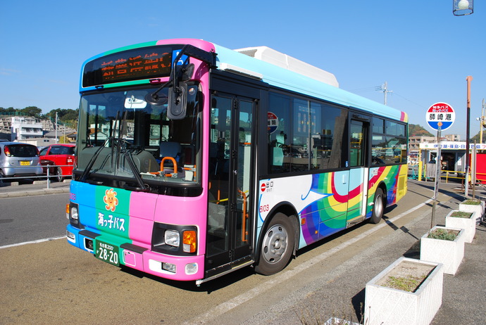 師崎港停車中の海っこバスの写真