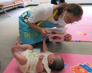 （写真）赤ちゃんへ絵本の読み聞かせの様子